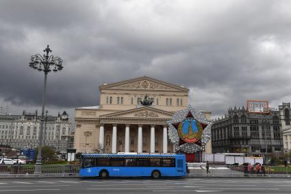 Москва. Декорации в виде `Ордена Победы` на Театральной площади перед зданием Большого театра.