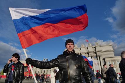 Самара. Мужчина с российским флагом во время концерта музыкального марафона Za Россию на площади Куйбышева.