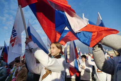 Самара. Люди с российскими флагами во время концерта музыкального марафона Za Россию на площади Куйбышева.