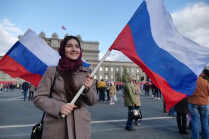 Самара. Девушка с российским флагом во время концерта музыкального марафона Za Россию на площади Куйбышева.