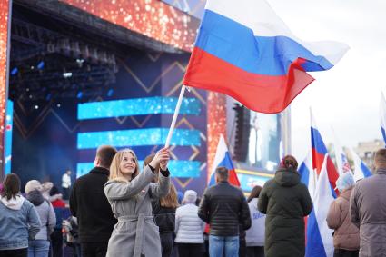 Самара. Девушка с российским флагом во время концерта музыкального марафона Za Россию на площади Куйбышева.