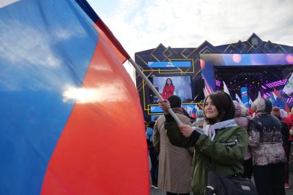 Самара. Девушка с российским флагом во время концерта музыкального марафона Za Россию на площади Куйбышева.
