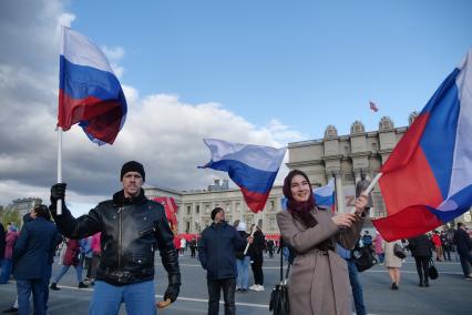 Самара. Люди с российскими флагами во время концерта музыкального марафона Za Россию на площади Куйбышева.