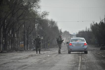 Мариуполь, Донецкая народная республика. Военнослужащие ДНР проверяют документы на дороге.