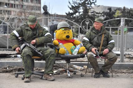 Мариуполь, Донецкая народная республика. Военнослужащие ДНР  сидят на улице города.