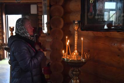 Мариуполь, Донецкая народная республика. Перед началом Пасхальной службы в церкви.