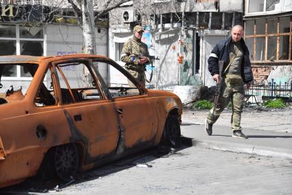 Мариуполь, Донецкая народная республика. Военнослужащие ДНР на улице города.