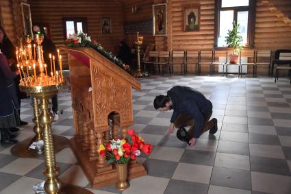 Мариуполь, Донецкая народная республика. Перед началом Пасхальной службы в церкви.