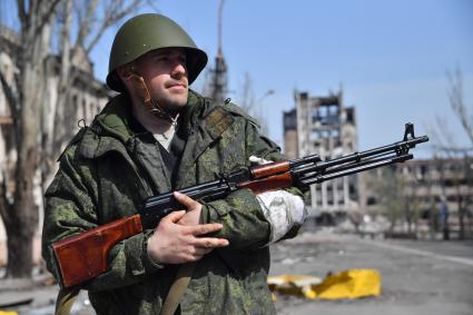 Мариуполь, Донецкая народная республика. Военнослужащий ДНР на улице города.