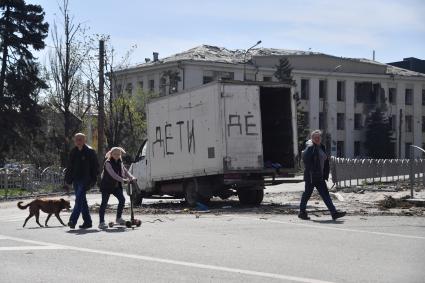 Мариуполь, Донецкая народная республика. Жители на улице разрушенного города.