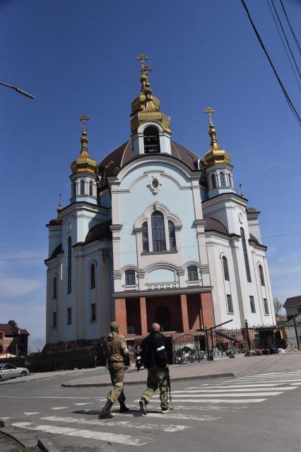 Мариуполь, Донецкая народная республика. Военнослужащие ДНР у храма Покрова Божией Матери