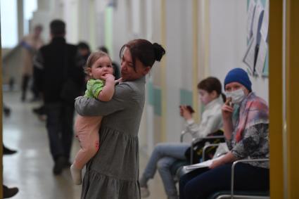 Москва. Посетители Национального медицинского исследовательского центра (НМИЦ) нейрохирургии имени академика Н.Н. Бурденко.