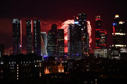 Москва. Салют в Москве в честь 77-летия Победы в Великой Отечественной войне.