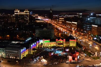 Москва. Лазерное и световое шоу на площади Белорусского вокзала в  рамках празднования Дня Победы.