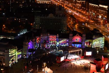 Москва. Лазерное и световое шоу на площади Белорусского вокзала в  рамках празднования Дня Победы.