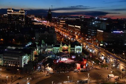 Москва. Лазерное и световое шоу на площади Белорусского вокзала в  рамках празднования Дня Победы.