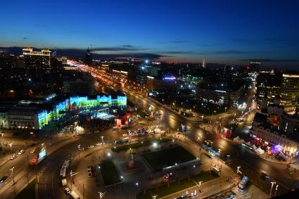 Москва. Лазерное и световое шоу на площади Белорусского вокзала в  рамках празднования Дня Победы.