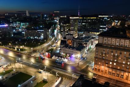 Москва. Лазерное и световое шоу на площади Белорусского вокзала в  рамках празднования Дня Победы.