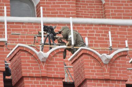 Москва. Снайпер на башне во время военного парада, посвященного 77-й годовщине Победы в Великой Отечественной войне.