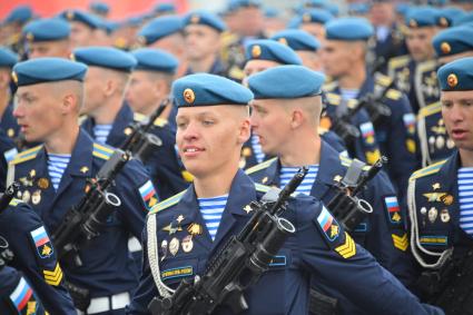 Москва. Курсанты во время военного парада, посвященного 77-й годовщине Победы в Великой Отечественной войне.