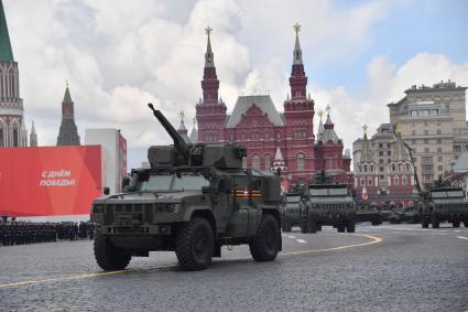 Москва. Бронеавтомобили `Тайфун-ВДВ` с дистанционно-управляемым боевым модулем  во время военного парада, посвященного 77-й годовщине Победы в Великой Отечественной войне.