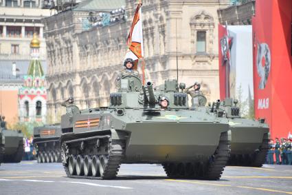 Москва. Боевые машины десанта БМД-4М во время военного парада, посвященного 77-й годовщине Победы в Великой Отечественной войне.