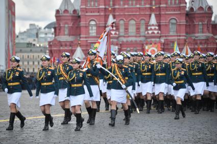 Москва. Парадный расчет женщин-военнослужащих во время военного парада, посвященного 77-й годовщине Победы в Великой Отечественной войне.