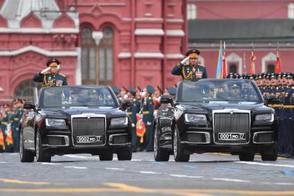 Москва. Главнокомандующий Сухопутными войсками, генерал армии Олег Салюков (слева) и министр обороны РФ Сергей Шойгу во время военного парада, посвященного 77-й годовщине Победы в Великой Отечественной войне.