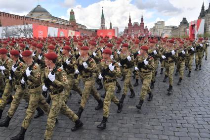 Москва. Курсанты во время военного парада, посвященного 77-й годовщине Победы в Великой Отечественной войне.