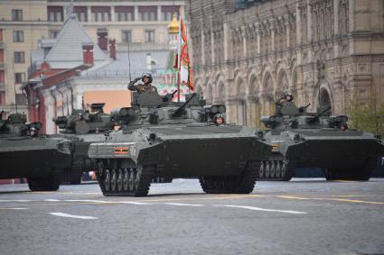 Москва. Боевая машина пехоты (БМП) во время военного парада, посвященного 77-й годовщине Победы в Великой Отечественной войне.