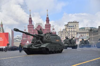 Москва. Самоходные артиллерийские установки (САУ) `Мста-СМ` во время военного парада, посвященного 77-й годовщине Победы в Великой Отечественной войне.