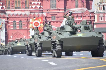 Москва. Боевые машины десанта БМД-4М во время военного парада, посвященного 77-й годовщине Победы в Великой Отечественной войне.