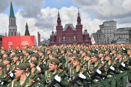 Москва. Курсанты во время военного парада, посвященного 77-й годовщине Победы в Великой Отечественной войне.