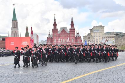 Москва. Парадный расчет Всероссийского кубанского общества во время военного парада, посвященного 77-й годовщине Победы в Великой Отечественной войне.