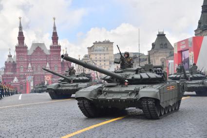 Москва. Танки Т-72Б3М во время военного парада, посвященного 77-й годовщине Победы в Великой Отечественной войне.