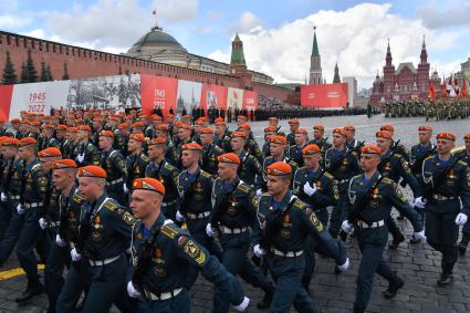 Москва. Курсанты во время военного парада, посвященного 77-й годовщине Победы в Великой Отечественной войне.