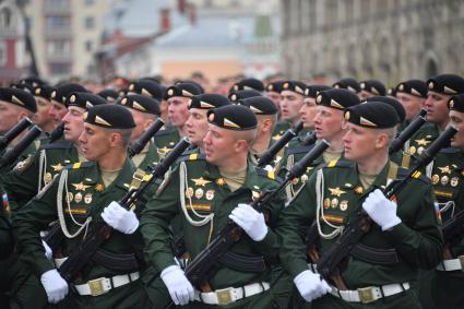 Москва. Военнослужащие во время военного парада, посвященного 77-й годовщине Победы в Великой Отечественной войне.