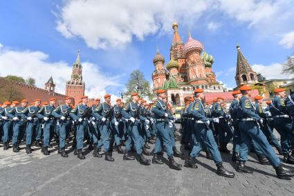 Москва. Военнослужащие МЧС во время военного парада, посвященного 77-й годовщине Победы в Великой Отечественной войне.