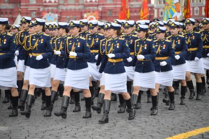 Москва. Парадный расчет женщин-военнослужащих во время военного парада, посвященного 77-й годовщине Победы в Великой Отечественной войне.