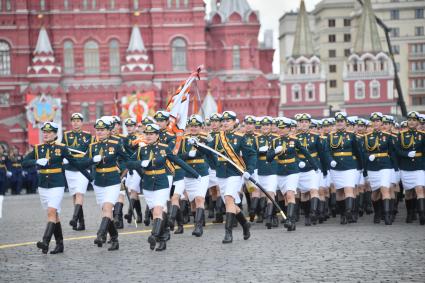 Москва. Парадный расчет женщин-военнослужащих во время военного парада, посвященного 77-й годовщине Победы в Великой Отечественной войне.