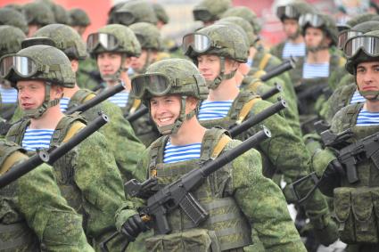 Москва. Военнослужащие воздушно-десантных войск во время военного парада, посвященного 77-й годовщине Победы в Великой Отечественной войне.