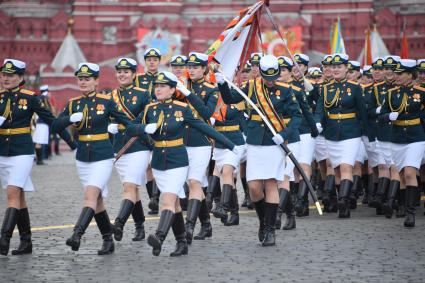 Москва. Парадный расчет женщин-военнослужащих во время военного парада, посвященного 77-й годовщине Победы в Великой Отечественной войне.