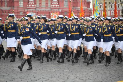 Москва. Парадный расчет женщин-военнослужащих во время военного парада, посвященного 77-й годовщине Победы в Великой Отечественной войне.