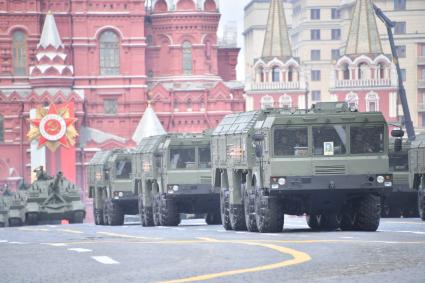 Москва. Оперативно-тактический ракетный комплекс (ОТРК) `Искандер-М`  во время военного парада, посвященного 77-й годовщине Победы в Великой Отечественной войне.