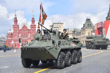 Москва. Бронетранспортер во время военного парада, посвященного 77-й годовщине Победы в Великой Отечественной войне.