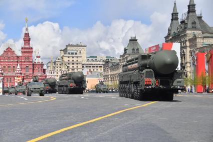 Москва. Автономная пусковая установка (АПУ) `Ярс` во время военного парада, посвященного 77-й годовщине Победы в Великой Отечественной войне.