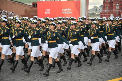 Москва. Парадный расчет женщин-военнослужащих во время военного парада, посвященного 77-й годовщине Победы в Великой Отечественной войне.