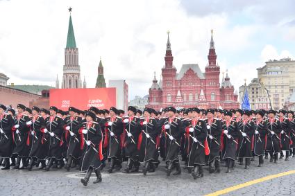 Москва. Парадный расчет Всероссийского кубанского общества во время военного парада, посвященного 77-й годовщине Победы в Великой Отечественной войне.