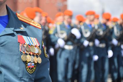 Москва. Военнослужащие МЧС во время военного парада, посвященного 77-й годовщине Победы в Великой Отечественной войне.