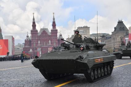 Москва. Боевая машина пехоты (БМП) во время военного парада, посвященного 77-й годовщине Победы в Великой Отечественной войне.